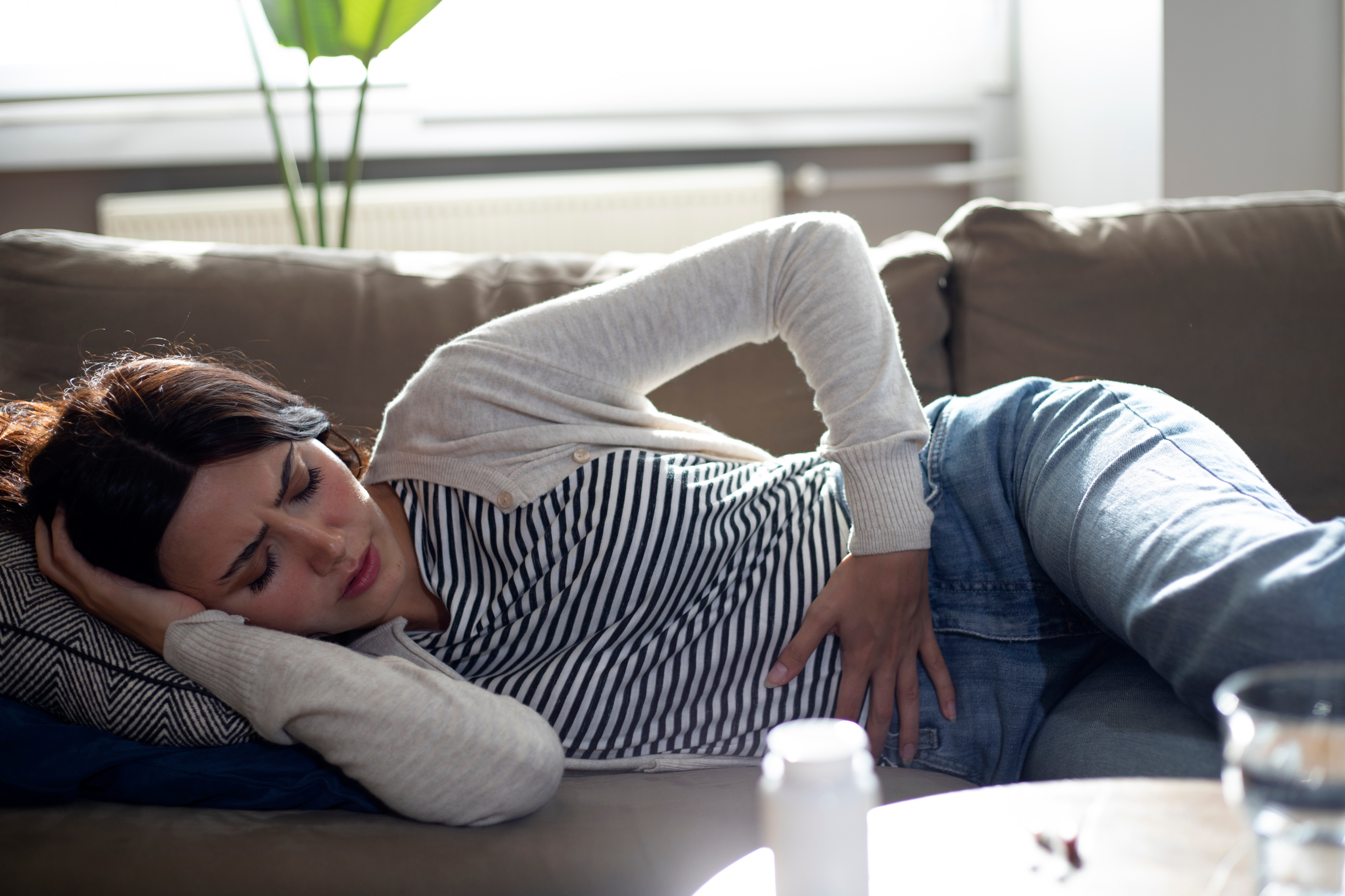Eine Frau hat Bauchschmerzen